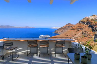 Fira 'dan Santorini adasının panoramik manzarası.