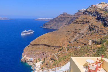Fira 'dan Santorini adasının panoramik manzarası.