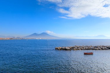 Napoli 'nin deniz manzarası: Napoli Körfezi' nin arka planda Vezüv manzarası.
