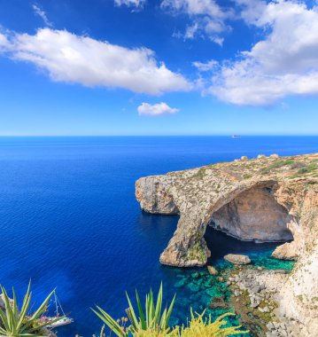 Malta 'da Blue Grotto. Deniz mağarası, Malta adasının güneybatısındaki Wied i-urrieq yakınlarında yer almaktadır..