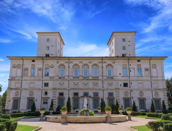 Galleria Borghese 'nin arka cephesi Roma, İtalya' daki Villa Borghese halk parkında..