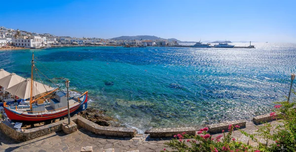 ギリシャのミコノス島の古い港のパノラマビュー マリーナを歩く — ストック写真