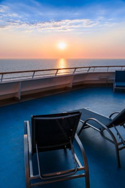 Yolcu gemisinin güvertesinden gün batımında deniz ufku..