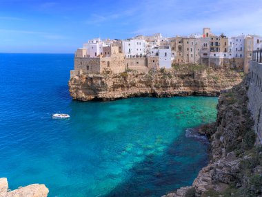 Polignano a Mare: İtalya 'daki Cala Monachile Plajı (Apulia). Polignano 'nun merkezinde yer alır ve tarihi merkezden birkaç adım uzaktadır..