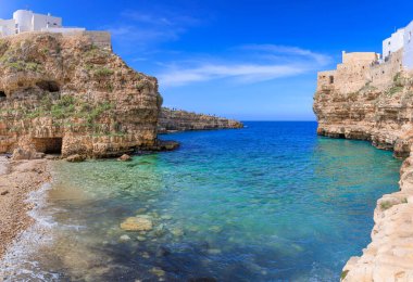 Polignano a Mare: İtalya 'daki Cala Monachile Plajı (Apulia). Polignano 'nun merkezinde yer alır ve tarihi merkezden birkaç adım uzaktadır..