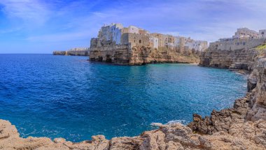 Polignano a Mare: İtalya 'daki Cala Monachile Plajı (Apulia). Polignano 'nun merkezinde yer alır ve tarihi merkezden birkaç adım uzaktadır..