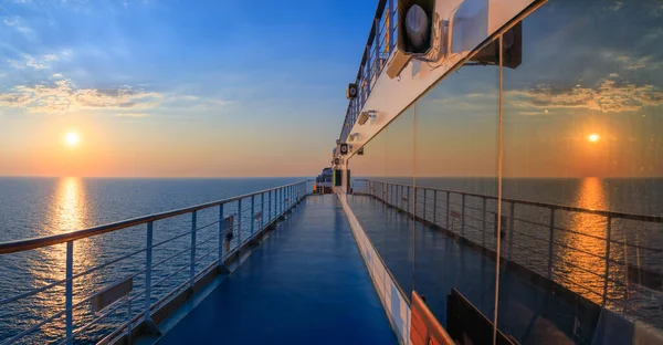 Zeehorizon Bij Zonsondergang Vanaf Het Dek Van Het Cruiseschip — Stockfoto