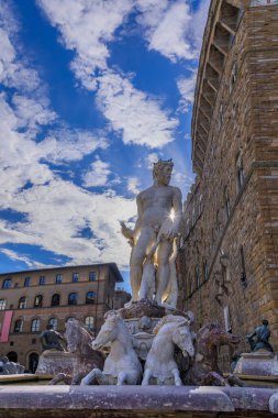 Floransa 'daki Neptün Çeşmesi Piazza della Signoria' da Palazzo Vecchio 'nun önünde yer almaktadır..