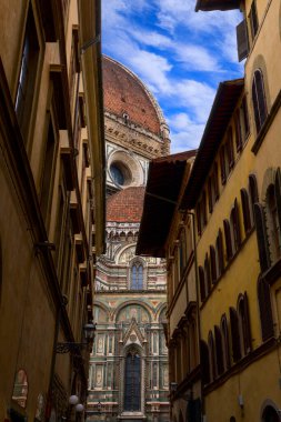 Floransa 'nın sokak manzarası: Santa Maria del Fiore Katedrali' ne bir bakış.