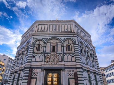 İtalya 'daki Florence Baptistery. Aziz John Vaftizhanesi Floransa 'nın Floransa Romanesk tarzında inşa edilmiş en eski binalarından biridir..