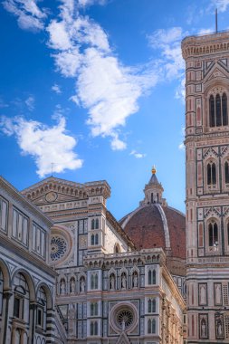 Tipik Floransa şehir manzarası: Giotto 'nun çan kulesi ve İtalya' nın Baptistery ile birlikte Santa Maria del Fiore Katedrali.