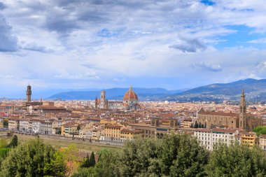 Floransa silueti: uzak bir mesafede Santa Maria del Fiore Katedrali 'nin kubbesi..