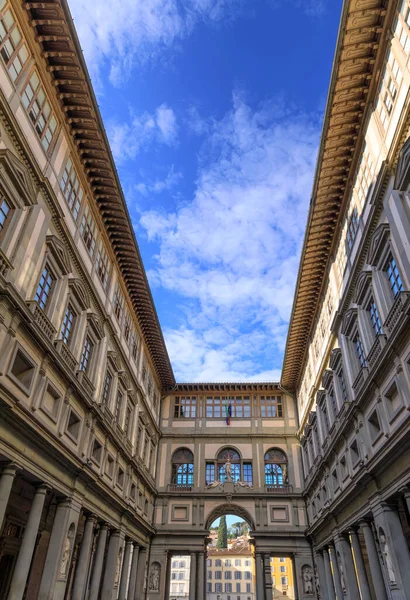 İtalya, Firenze 'deki Uffizi Galerisi: sarayın iki kanadı arasındaki dar iç avlu manzarası.