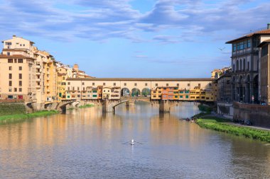 İtalya, Floransa 'daki Arno nehrinin manzarası: arka planda Ponte Vecchio.
