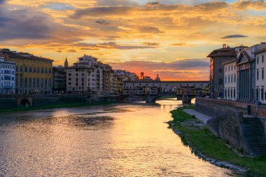 İtalya 'nın Floransa kentindeki Arno Nehri' nde günbatımı: arka planda Ponte Vecchio. 