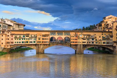 İtalya, Floransa 'daki Arno nehrinin manzarası: Ponte Vecchio.