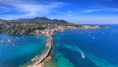 İtalya 'daki Ischia Adası' nın panoramik manzarası. Ischia Ponte şehrinin manzarası.