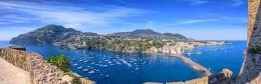İtalya 'daki Ischia Adası' nın panoramik manzarası. Ischia Ponte şehrinin manzarası.