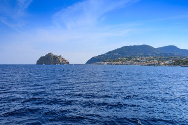 İtalya 'daki Ischia Adası' nın ikonik manzarası. Ischia Ponte 'nin deniz manzarası.