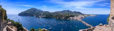 İtalya 'daki Ischia Adası' nın panoramik manzarası. Aragonese Kalesi 'nden Ischia Ponte' nin manzarası.