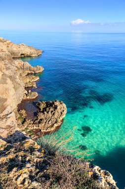 İtalya 'nın en güzel Apulian kıyısı Cala Corvino' dur. Monopoli yakınlarındaki tipik kıyı şeridi: yüksek ve kayalık kıyılar kayalıkları, kayalık kemerleri ve deniz mağaraları olan küçük kumlu koylarla karakterize edilir..