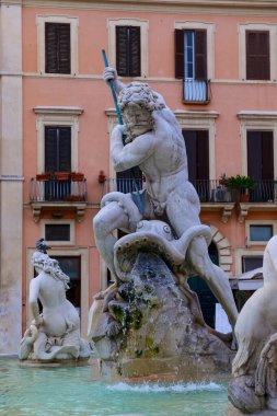 İtalya, Roma 'daki Navona Meydanı' ndaki Neptün Çeşmesi: ahtapotla savaşan Neptün heykelinin ayrıntıları.