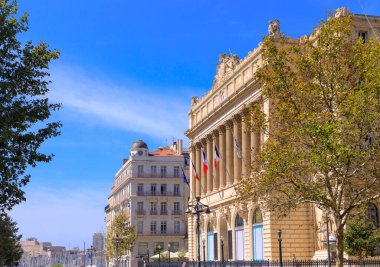 Marsilya 'nın merkezindeki kilometrelerce uzunluktaki alışveriş caddesi Canebire' ye bir bakış..