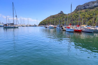 İtalya 'nın Sardinya kentindeki Poetto Plajı: Cagliari turizm limanı Marina Piccola' nın manzarası.