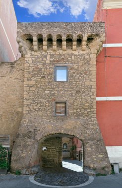 İtalya Civitavecchia 'nın tarihi merkezi: Archetto' ya bakış, ortaçağ kapısı. 