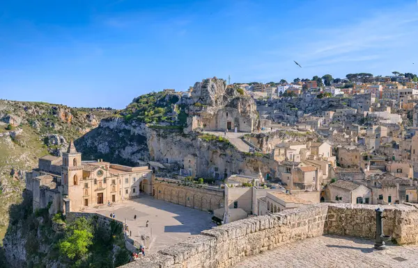 Matera 'nın Sassi silüeti: Sasso Caveoso bölgesi ve Murgia Materana manzarası.