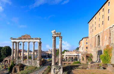 Roma Forumu, İtalya. Sağdan başlayarak: Satürn Tapınağı, Vespasian Tapınağı ve Tabularyum..