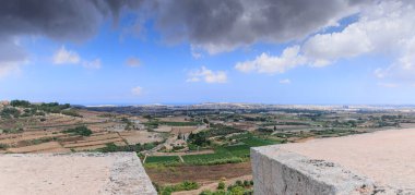 Valletta Skyline, Malta. Mdina 'nın savunma duvarlarından panoramik manzara.