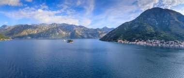 Karadağ'da Kotor körfezinin panoramik manzarası.