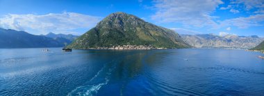 Karadağ 'daki Kotor Körfezi' nin panoramik manzarası. Merkezinde Perast kasabası var..