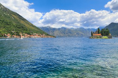 Montenegro 'daki Kotor Körfezi' nin panoramik manzarası. Soldaki Perast kasabası ve Aziz George Katolik Manastırı 'nın bulunduğu adanın manzarası..