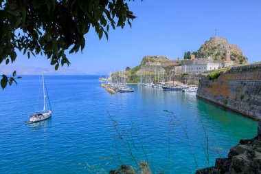 Kerkyra, Korfu adasının başkenti, Yunanistan. Yarımadadaki Korfu Kasabası 'nın Eski Kalesi' nin kristal berrak gök mavisi denizine manzarası.