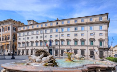 İtalya 'daki Colonna Meydanı' ndaki Chigi Sarayı manzarası.