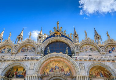 Saint Mark Bazilikası 'nın batı cephesi (Basilica di San Marco) Venedik, İtalya.