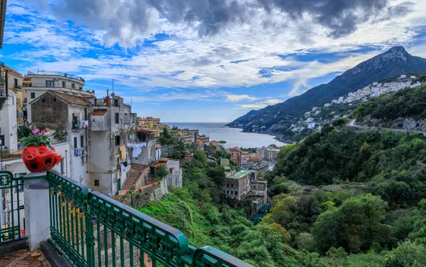 Vietri Konsolosu Mare 'den Amalfi Sahili manzarası: uzaktaki Citara köyü kıyıya tünemişti..