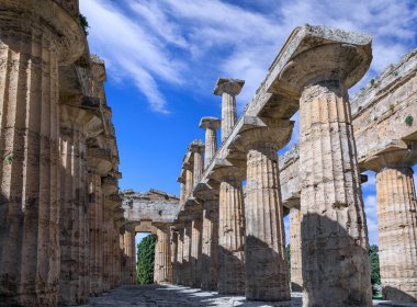   İtalya 'da Paestum' daki Neptün Tapınağı: Cella boyunca görünüm.