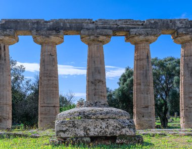İtalya 'da Paestum' daki Hera Tapınağı: Cella boyunca görünüm.