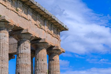 İtalya 'nın Paestum kentindeki Doric Tapınağı' nın Trabeation of Neptün: Başkentler iki bölümden oluşan antlaşmayı destekler: mimarlık ve triglyph frieze.