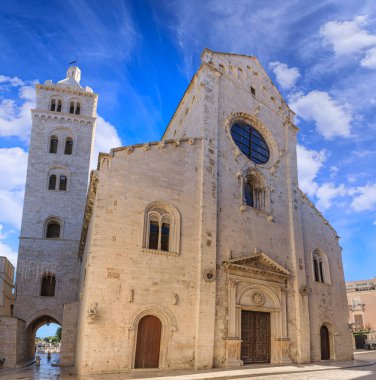 Güney İtalya, Apulia 'daki Barletta Katedrali: çan kulesiyle ana cephe manzarası.