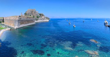 Kerkyra, Korfu adasının başkenti, Yunanistan. Yarımadadaki Korfu Kasabası 'nın Eski Kalesi' nin kristal berrak gök mavisi denizine manzarası.