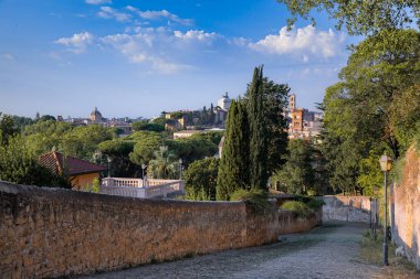 Roma şehri manzarası: Clivo di Rocca Savella 'nın manzarası, Aventine Hill, İtalya' daki antik bir cadde..