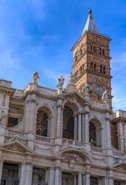 İtalya, Roma 'da Aziz Mary Bazilikası: Benedictions Loggia ve Romanesk tuğla kule kulesi ile ana cephe görüntüsü.