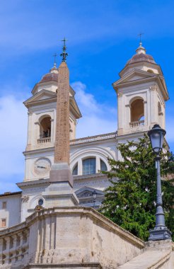 Roma, İtalya 'daki Dağ' ın Kutsal Üçlemesi Kilisesi: cephe görüntüsü.