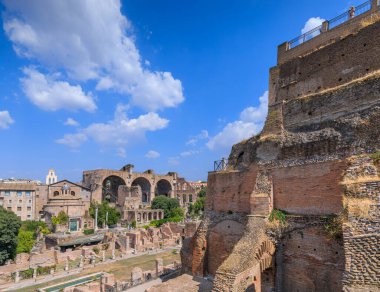 Roma Roma Forumu, İtalya: Vesta Bakireleri Evi, Maxentius Bazilikası ve Palatine Tepesi 'ndeki Domus Tiberiana kalıntıları.