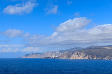 Yunanistan 'ın deniz kıyısından Kefalonia Adası manzarası.