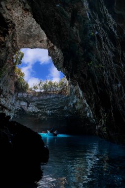 Yunanistan 'daki Kefalonia adasındaki Melissani Mağarası manzarası.